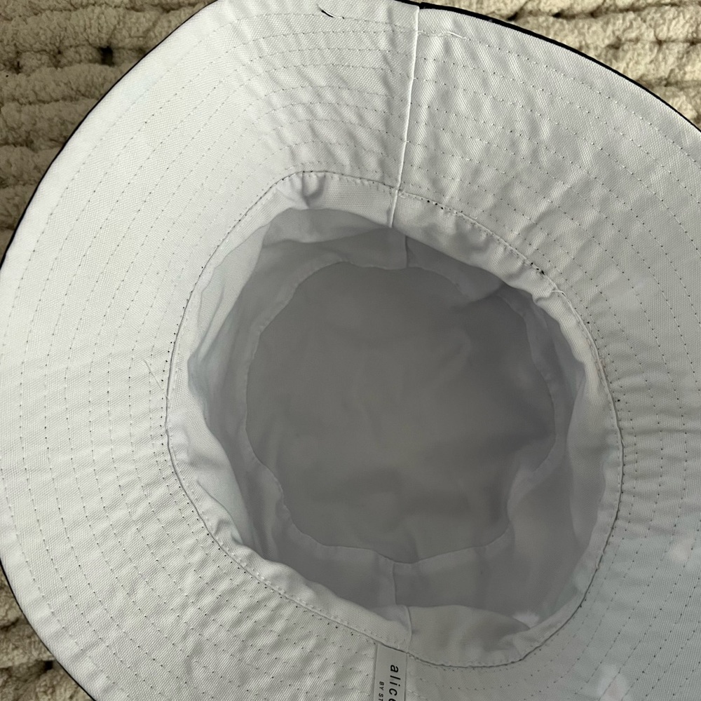 alice + olivia Daisy Reversible Sun Bucket Hat, NWOT, Black Daisy/White - Picture 12 of 14